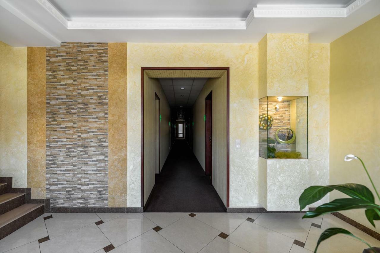 Status Hotel Malekhuv Exterior foto
